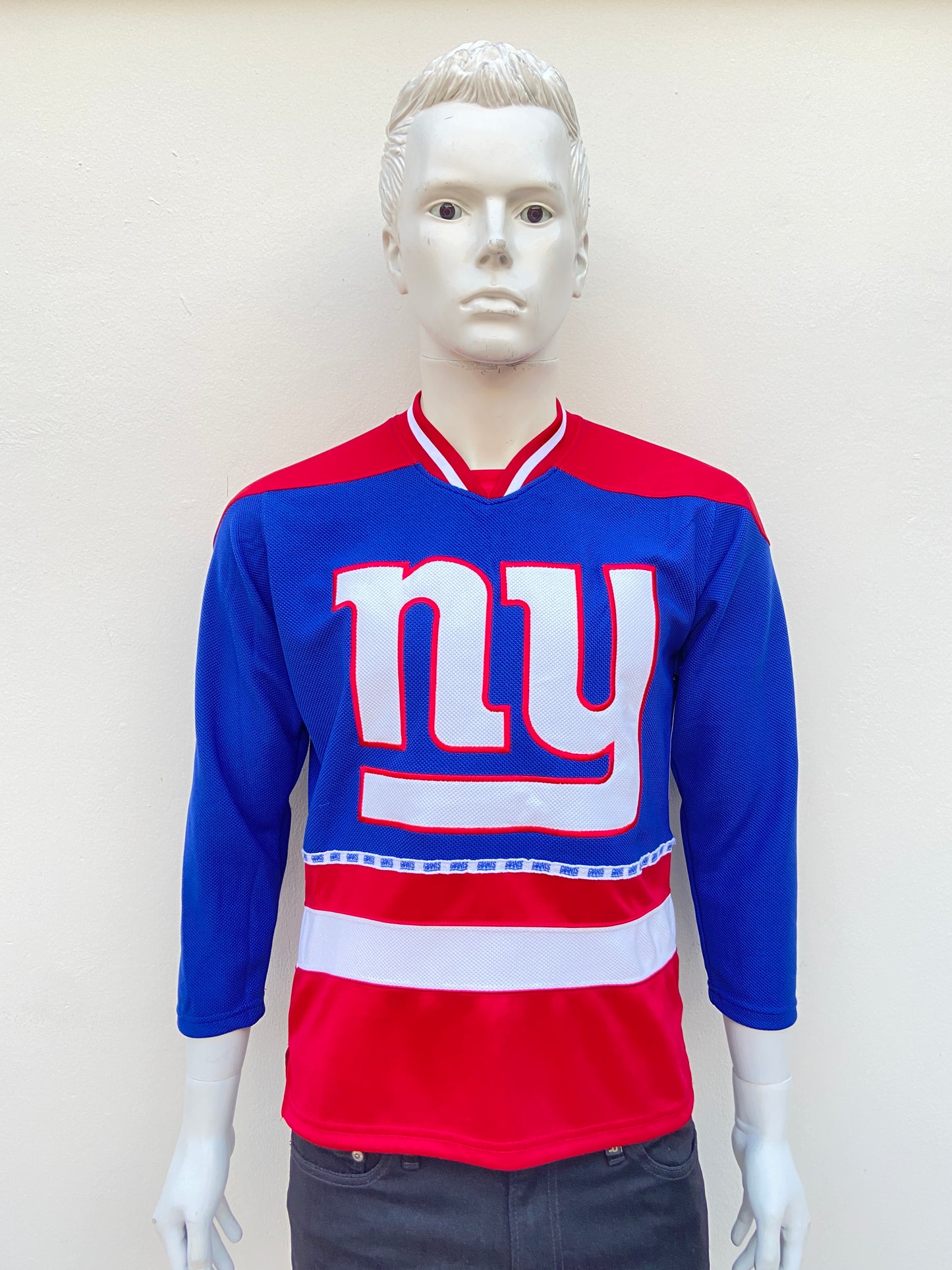 Suéter/t-shirt NFL  original azul rey con rojo y letras NY en blanco.