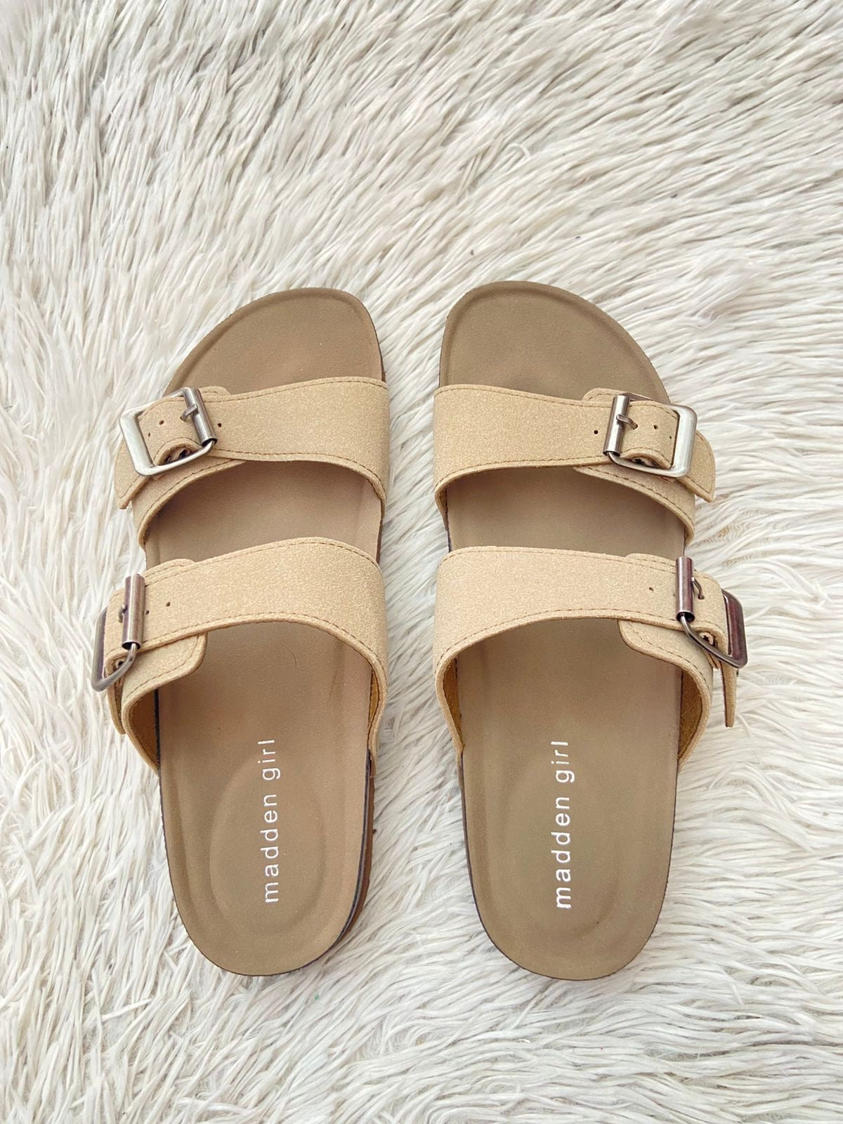 Sandalias MADDEN GIRL Original, en color crema con doble correa y evillas al frente en color plateado.