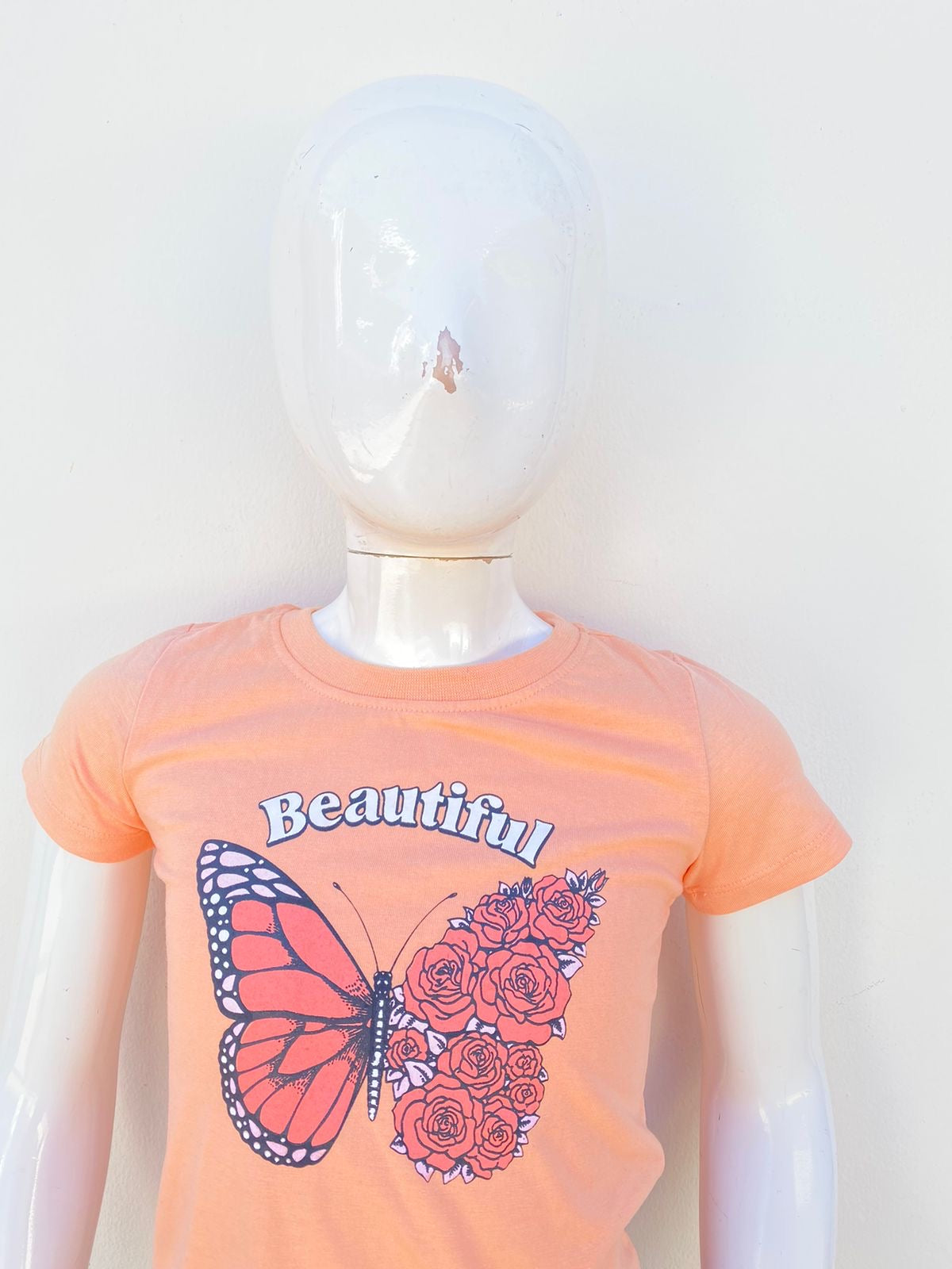T-shirt CHIT CHAT original naranja pastel con estampado de una mariposa ( BEAUTIFUL ).
