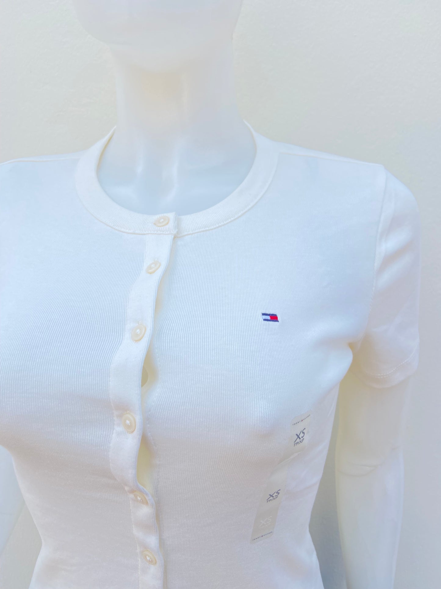 Blusa/ T-shirt TOMMY HILFIGER original, blanco hueso ( crema/ vainilla) con botones en frente.