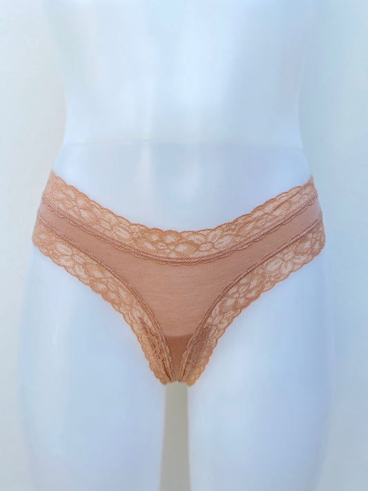 Panti Victoria’s Secret original crema con encaje en la parte inferior.