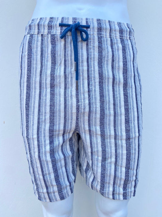 Bermuda AÉROPOSTALE Original, con estampado de lineas en verticales en tonos azul marino con blanco y lazo ajustable en color azul marino.