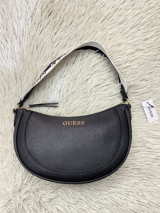 Cartera GUESS Original color negra con placa de la marca al frente en color dorado, correa corta de color blanco y negro con nombre de la marca repetido.