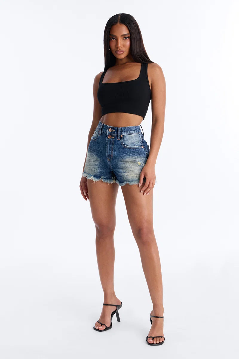 Short, Jean azul oscuro con dos botones en frente, estilo vintage.