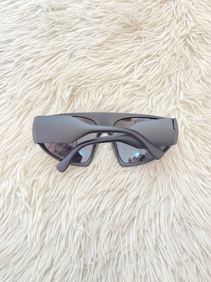 Lentes, diseñados con protección UV 100-400 para proteger tu visión. Negro grande con micas oscuras.