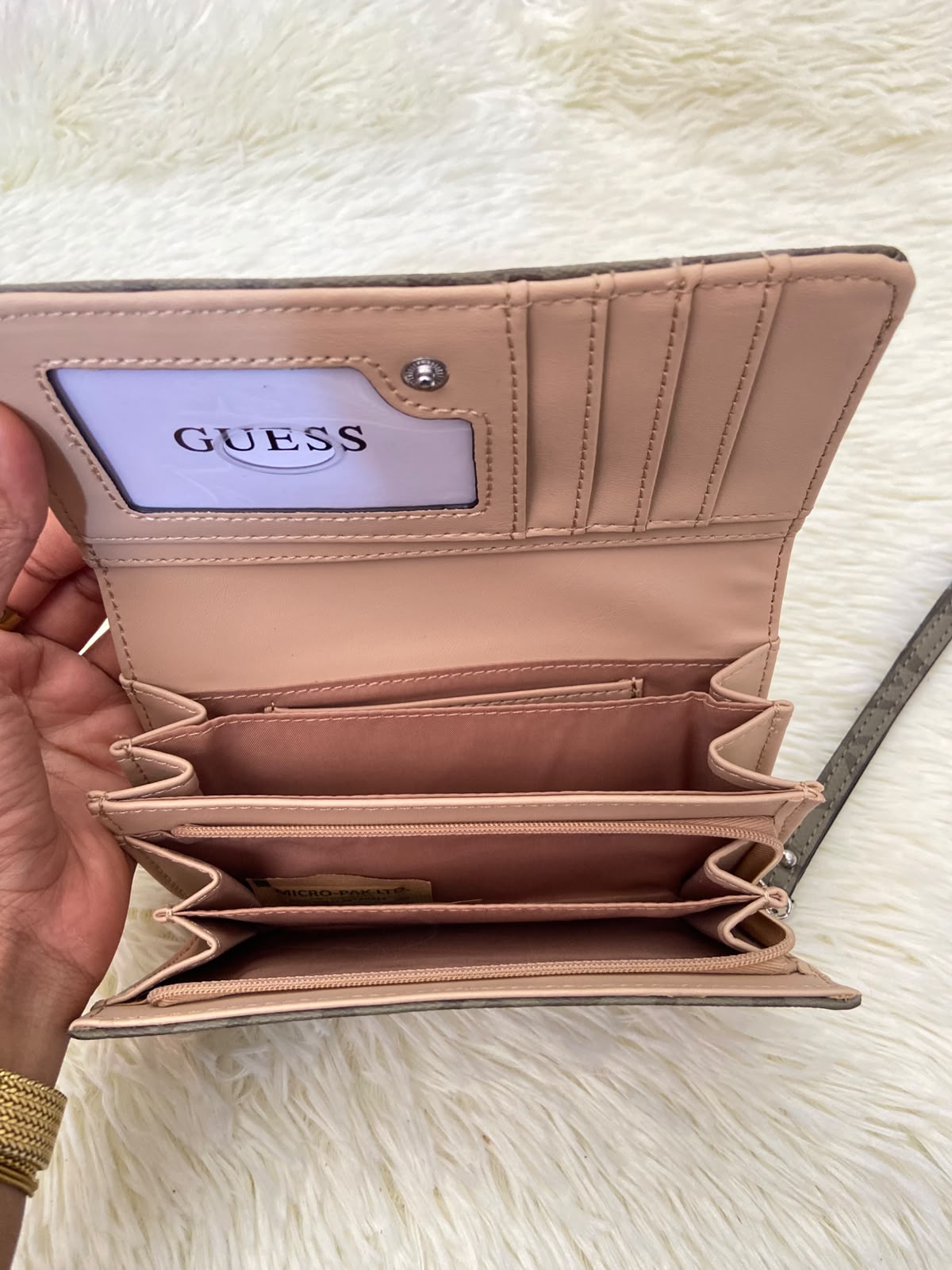 Monedero GUESS original, color verde militar con estampado G y placa GUESS en forma de triangulo en plateado.