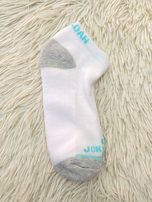 Medias JORDAN original, blanca con letras JORDAN en azul aqua.