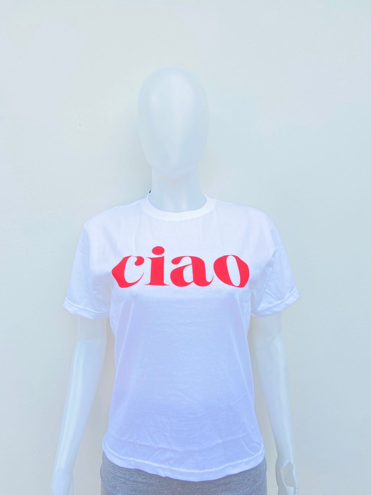 T-shirt blanco con letra en color roja al frente CIAO
