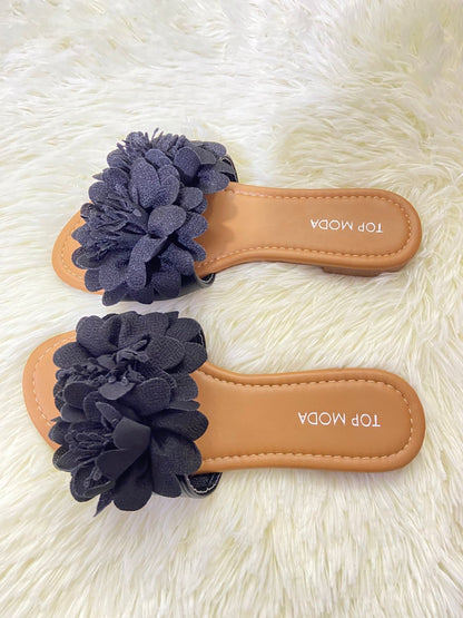 Sandalias TOP MODA original, marrones con negro y flor en color negro enfrente.