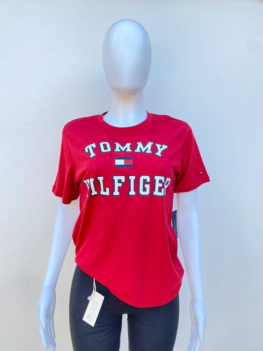 T-shirt Tommy Hilfiger original rojo con letras TOMMY HILFIGER en blanco en frente.