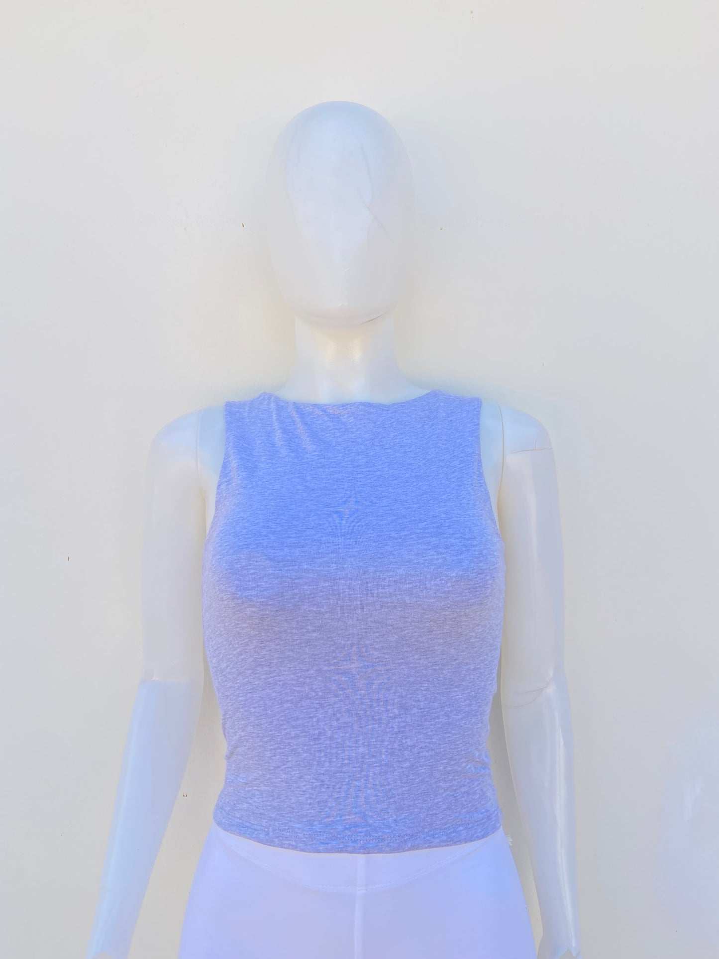 Top en color gris liso sin mangas.