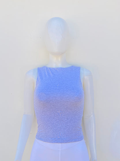 Top en color gris liso sin mangas.