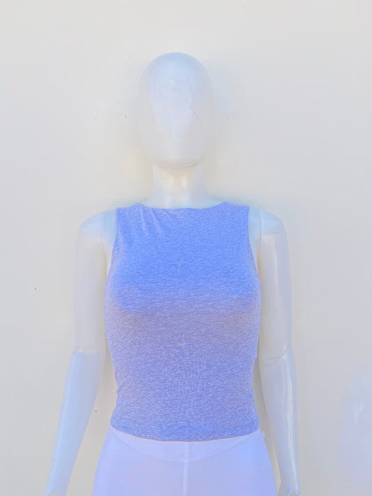 Top en color gris liso sin mangas.