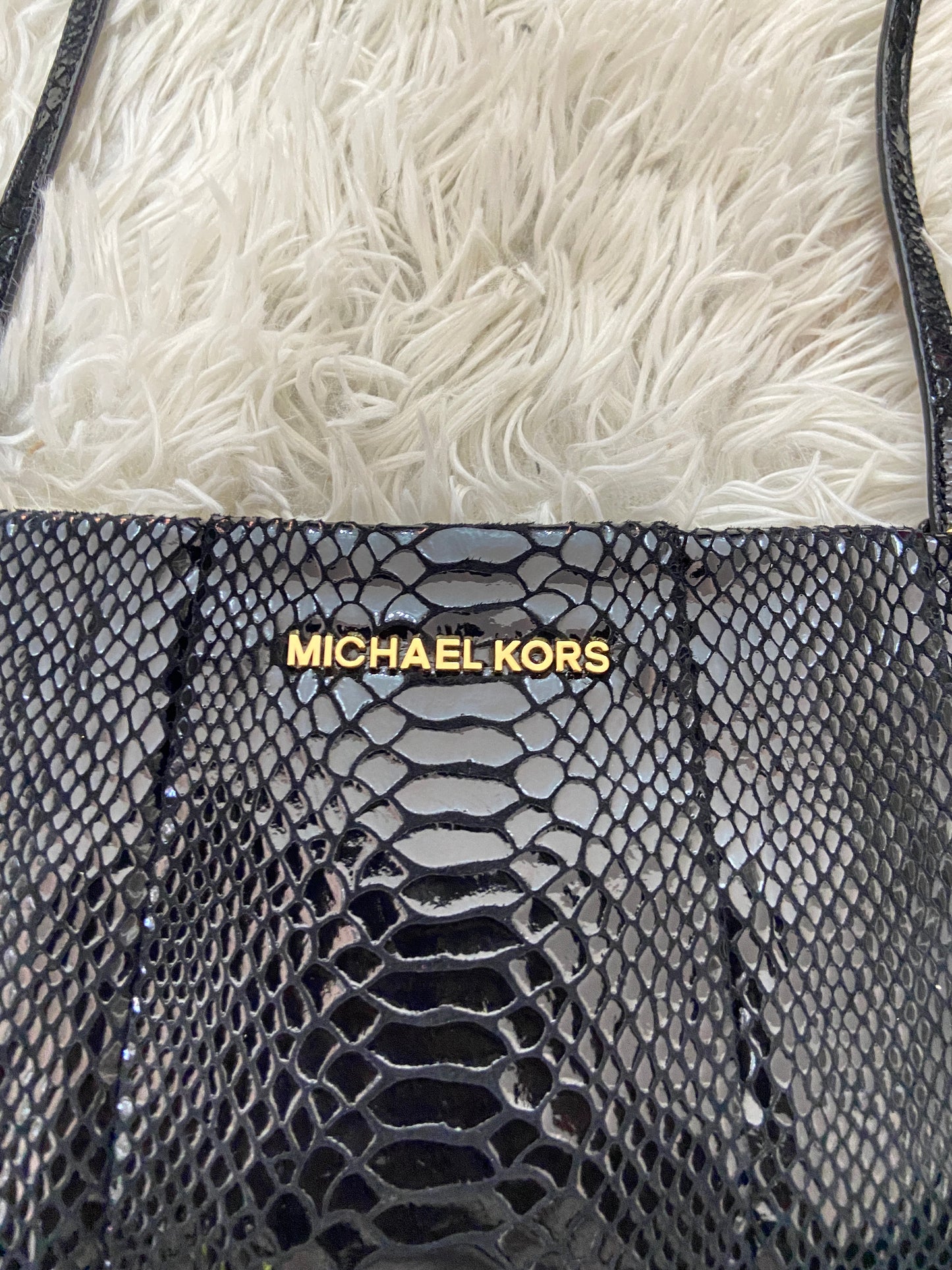 Cartera Michael  Kors original negra con placa de la marca en dorado.