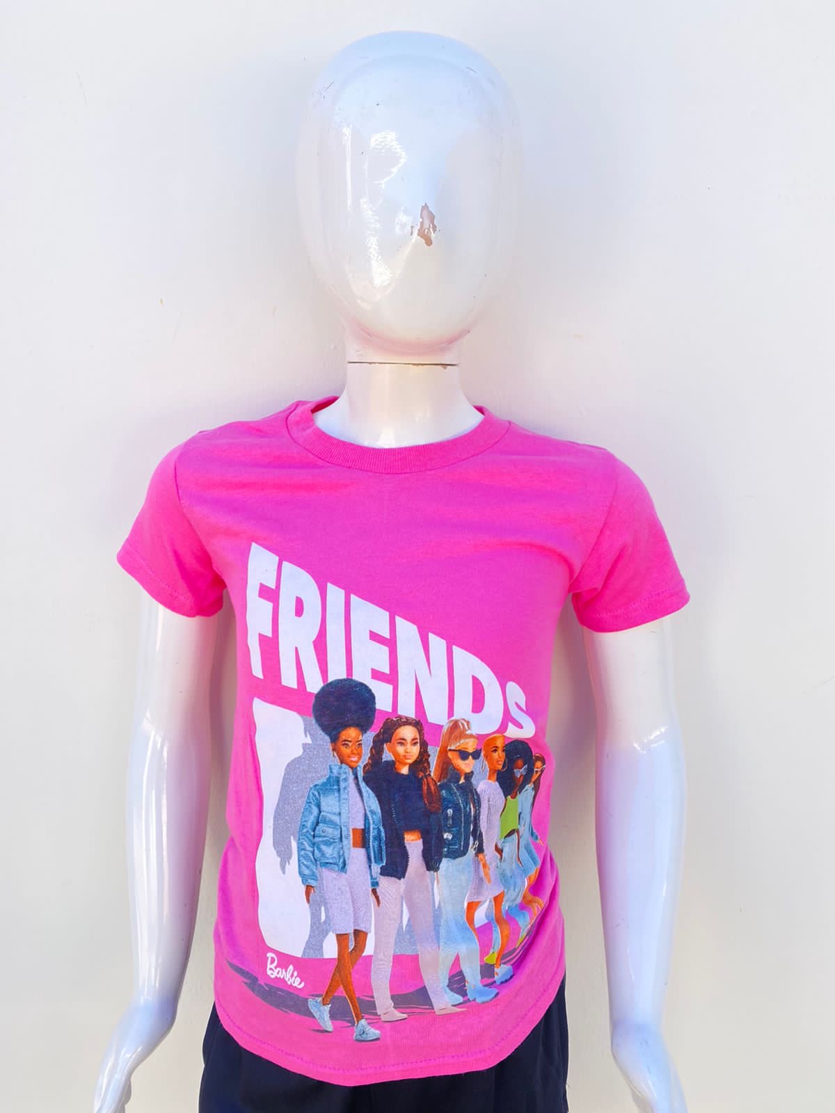 T-shirt Barbie original rosado con letras FRIENDS y Barbie’s en frente.