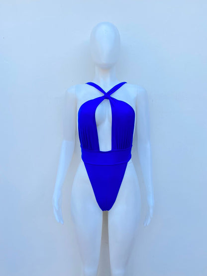 Biquini, de una pieza  azul con escote en frente.