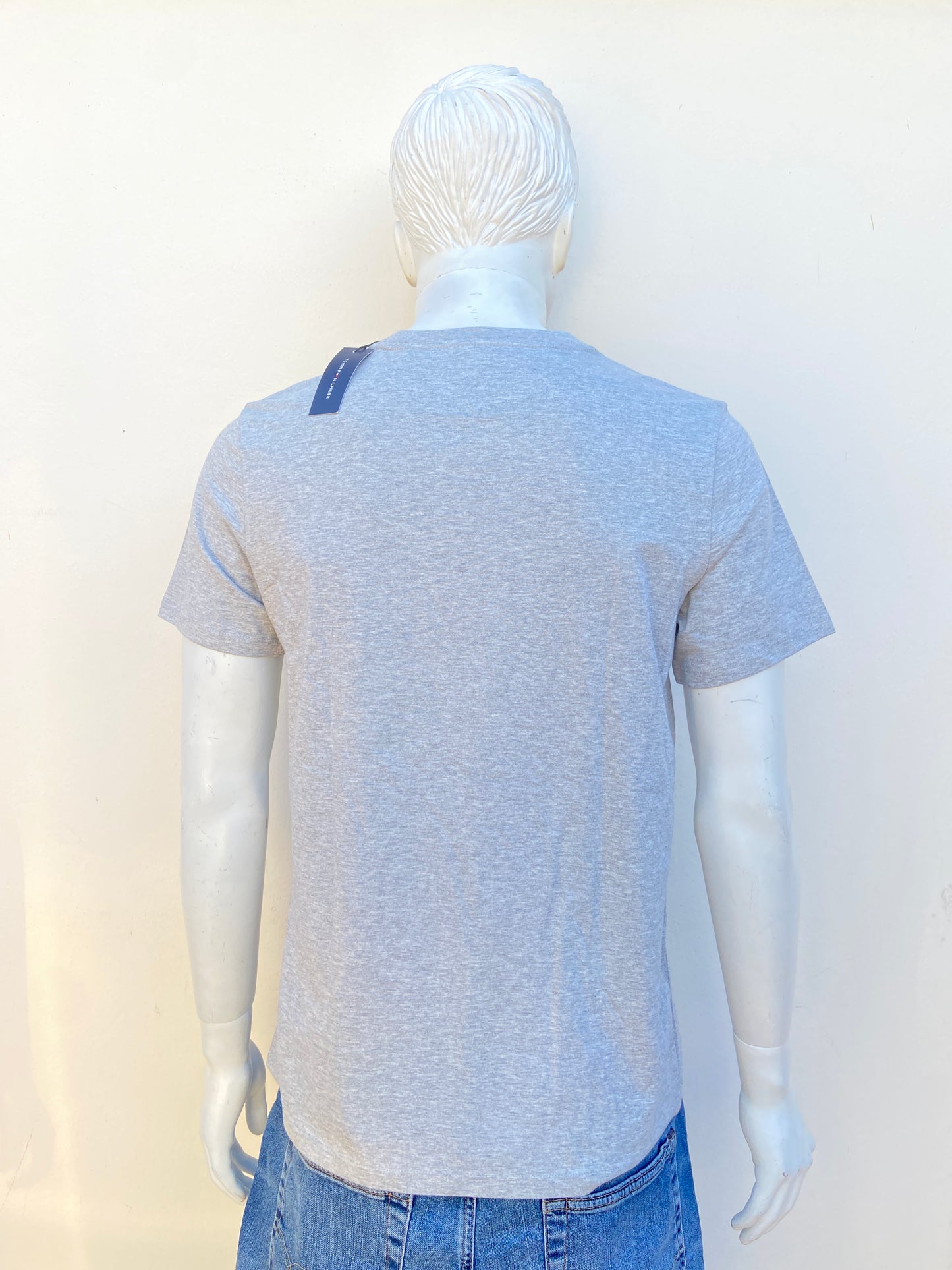 T-shirt Tommy Hilfiger original gris claro con letras HILFIGER NEW YORK en azul marino.