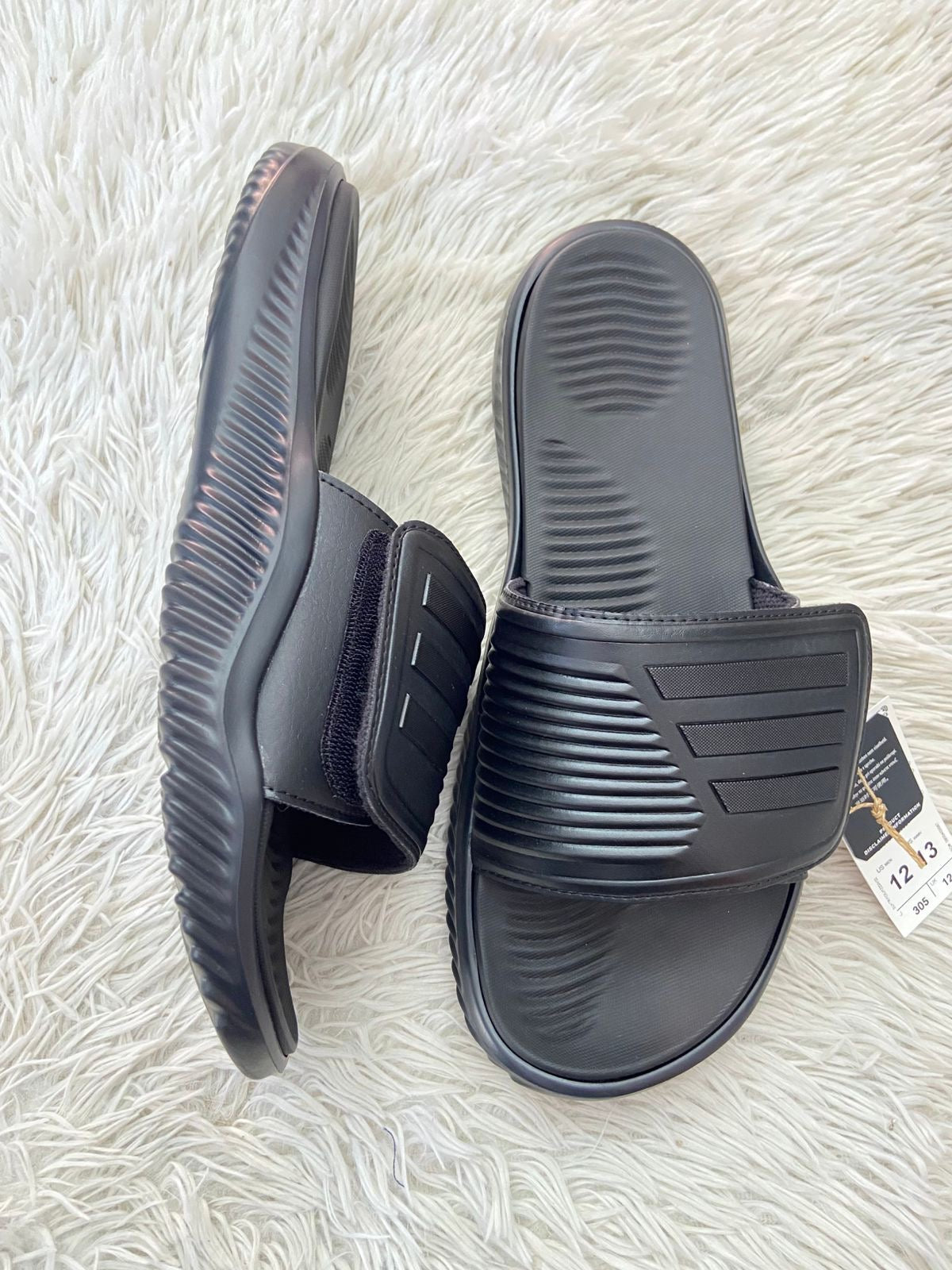 Sandalias ADIDAS original, negra con diseño de rayas en color negro, ajustables.