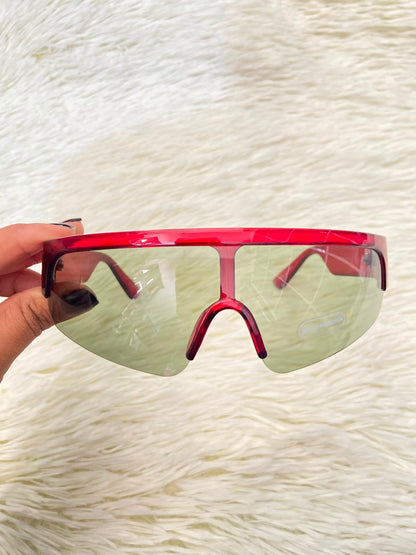 Lentes, verde oliva con montura en rojo vino y micas claras, con protección UV 100%.