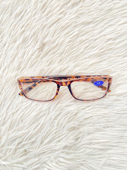 Lentes diseñados con protección UV 100-400 para proteger tu visión. Marron claro y estampado de animal print, micas claras.