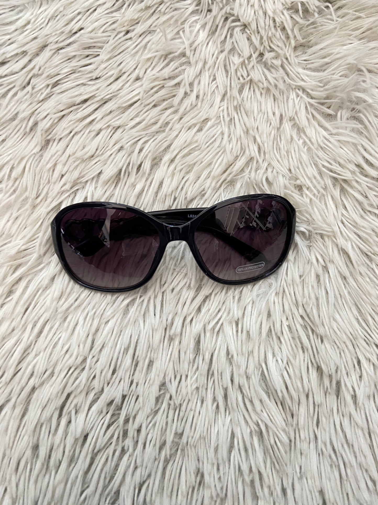 Lentes Fashion Nova original negro con detalles de corazones cruzados.