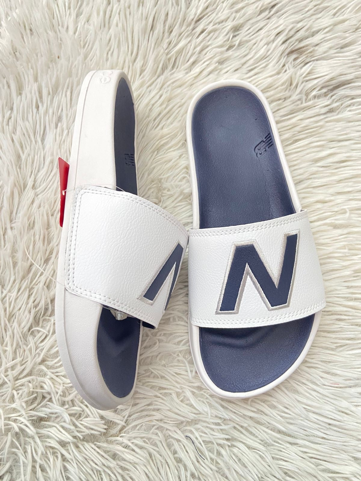 Sandalias NEW BALANCE original, azul marino con blanco y letras N al frente.