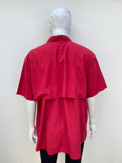 Camisa MAGELLAN original roja con logotipo de la marca en la esquina.