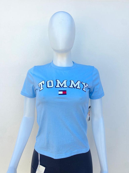 T-shirt Tommy Hilfiger original azul claro ( baby blue), con letras TOMMY en blanco.