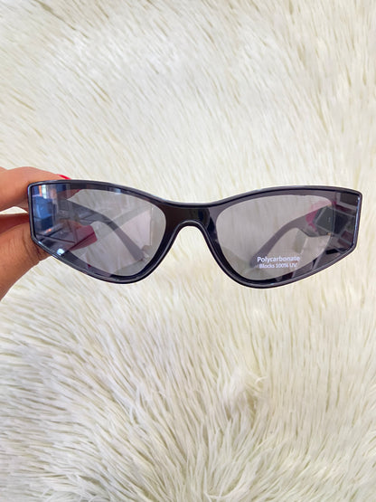 Lentes, negros pequeños estilo gato, con detalles en dorado, con protección UV 100-400.