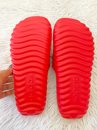 Sandalias Adidas original roja con estilo confort, ajustables.