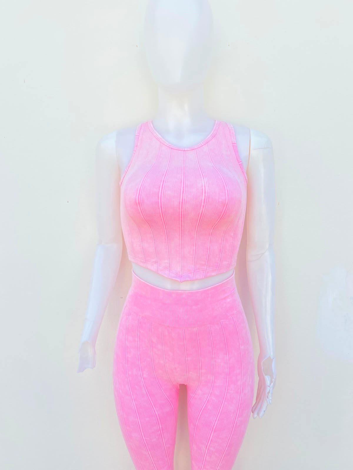 Conjunto legging y top en color rosado con tejido de líneas verticales y legging con pretina alta.