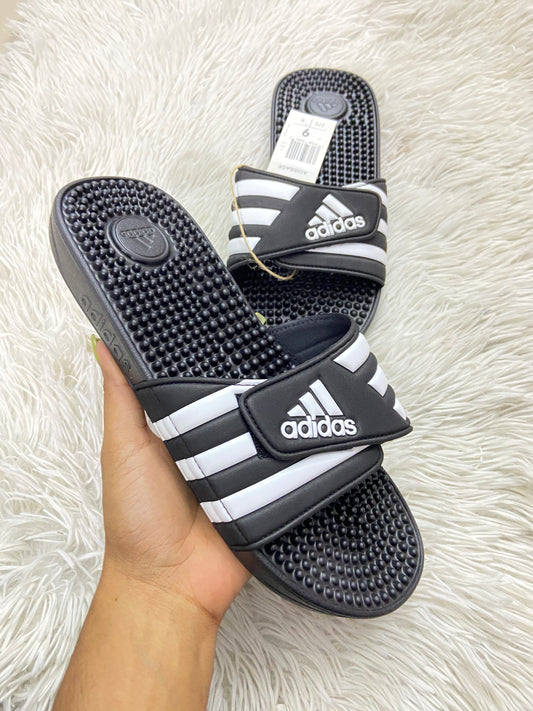Sandalias Adidas original negra con blanco y letras ADIDAS en blanco.