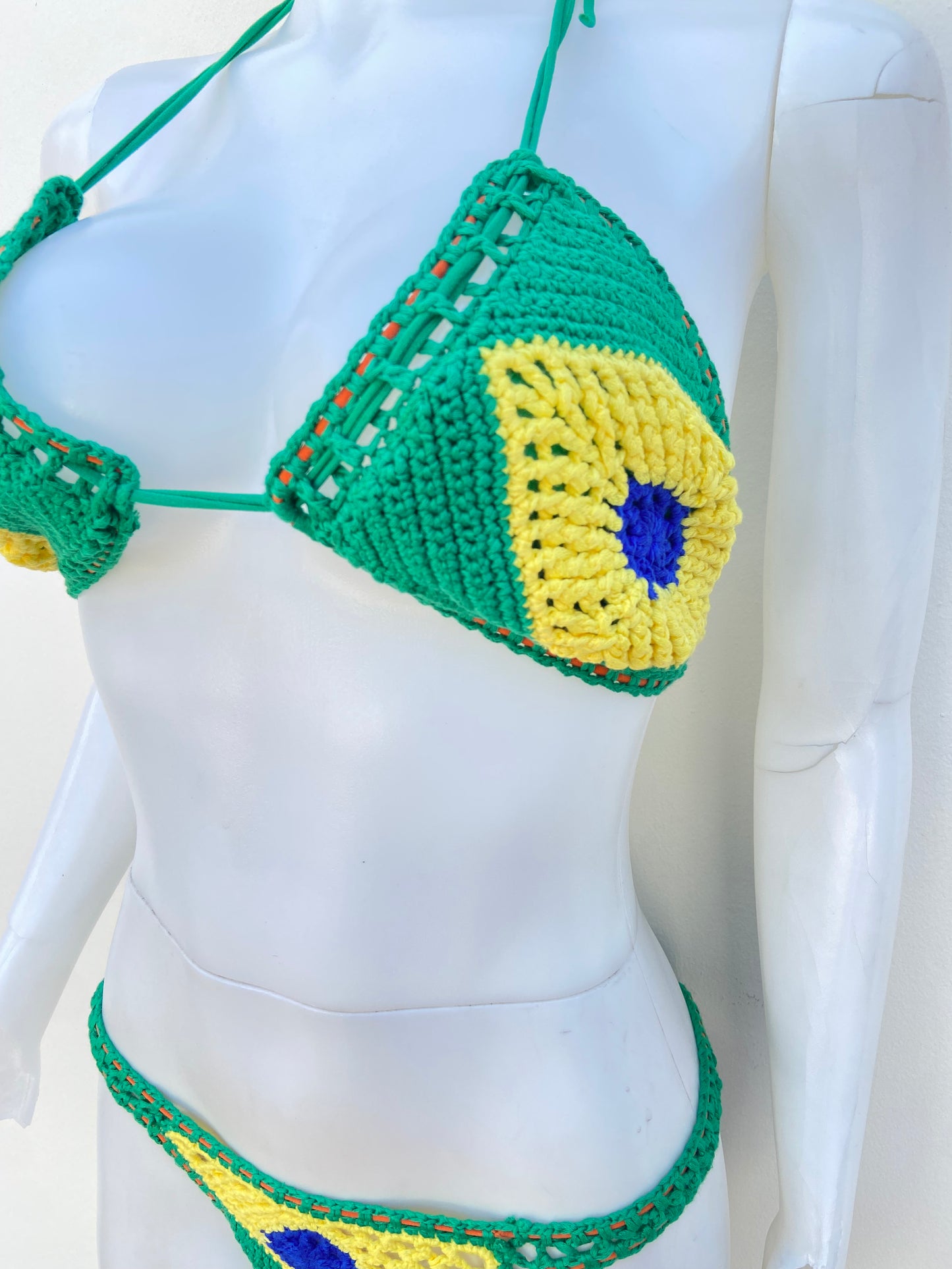 Biquini, verde en crochet con estampado de la bandera de Brasil.