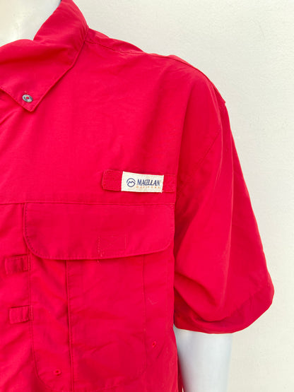 Camisa MAGELLAN original roja con logotipo de la marca en la esquina.