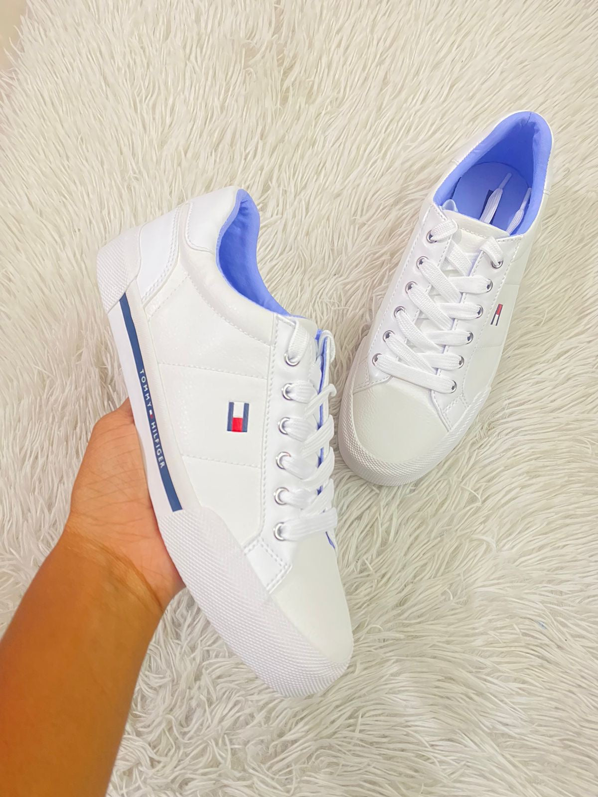 Tenis Tommy Hilfiger original blanco con línea azul y letras de la marca en  blanco.