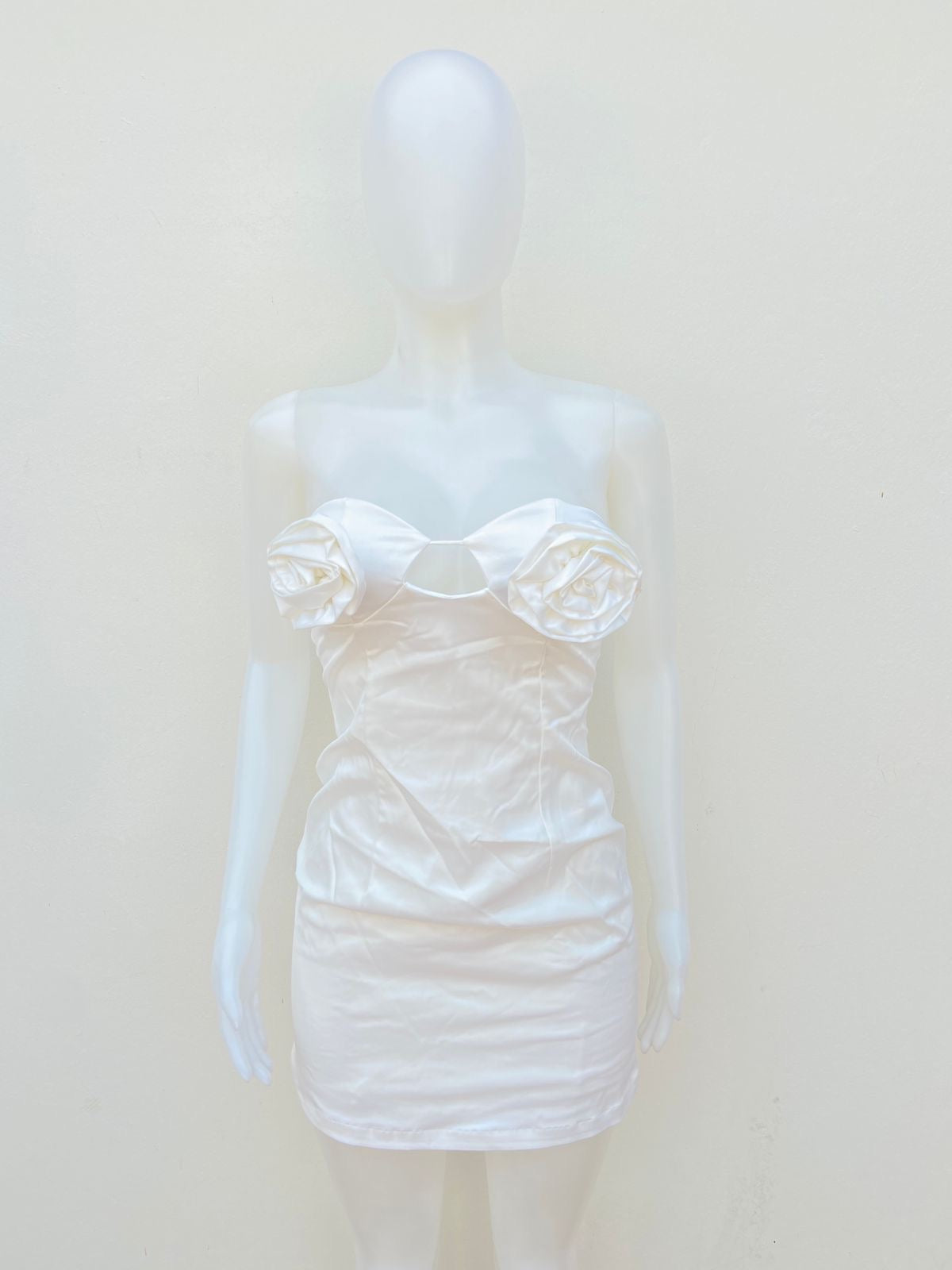 Vestido Fashion nova original, blanco con detalle de flor blanca en los senos (strapless).