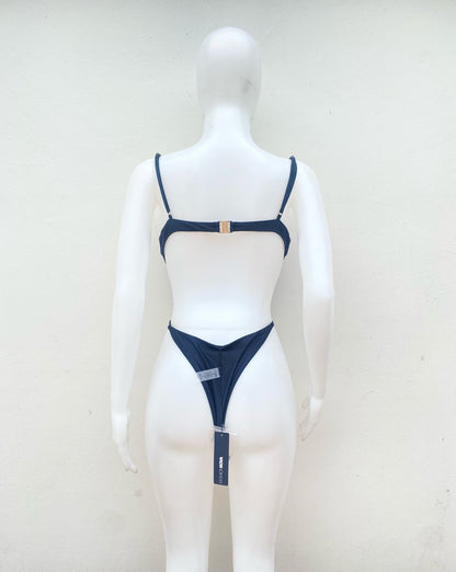 Biquini, de una pieza  negro con cadena de colores y espalda descubierta con lazo ajustable.