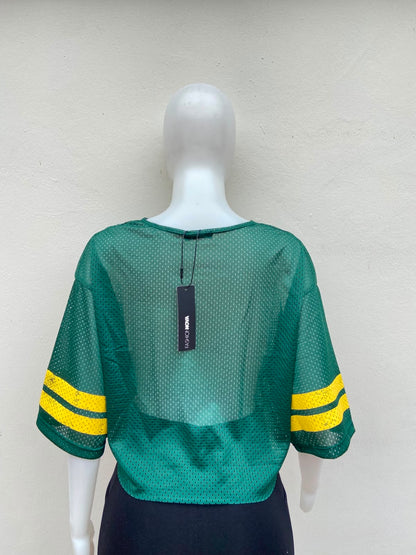 Crop-top verde con líneas amarillas en las mangas, con encage en el pecho y numero 77 al frente en color blanco con líneas amarillas alrededor.