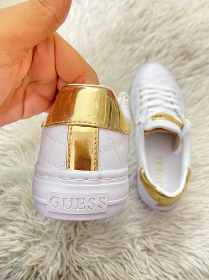 Tenis GUESS original blanco con detalles en color dorado y placa GUESS en dorado.