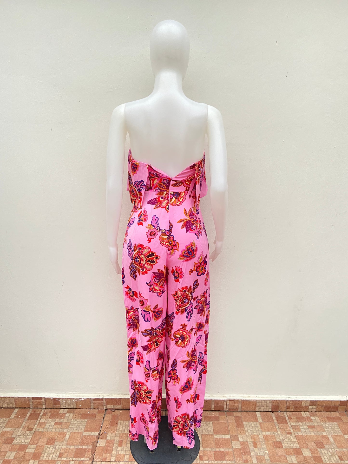 Enterizo, rosado con estampado de flores, strapless.