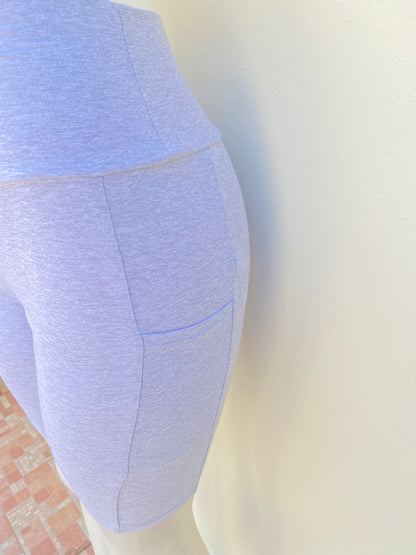 Legging AMBIANCE original, color gris lisa con bolsillos en los lados.