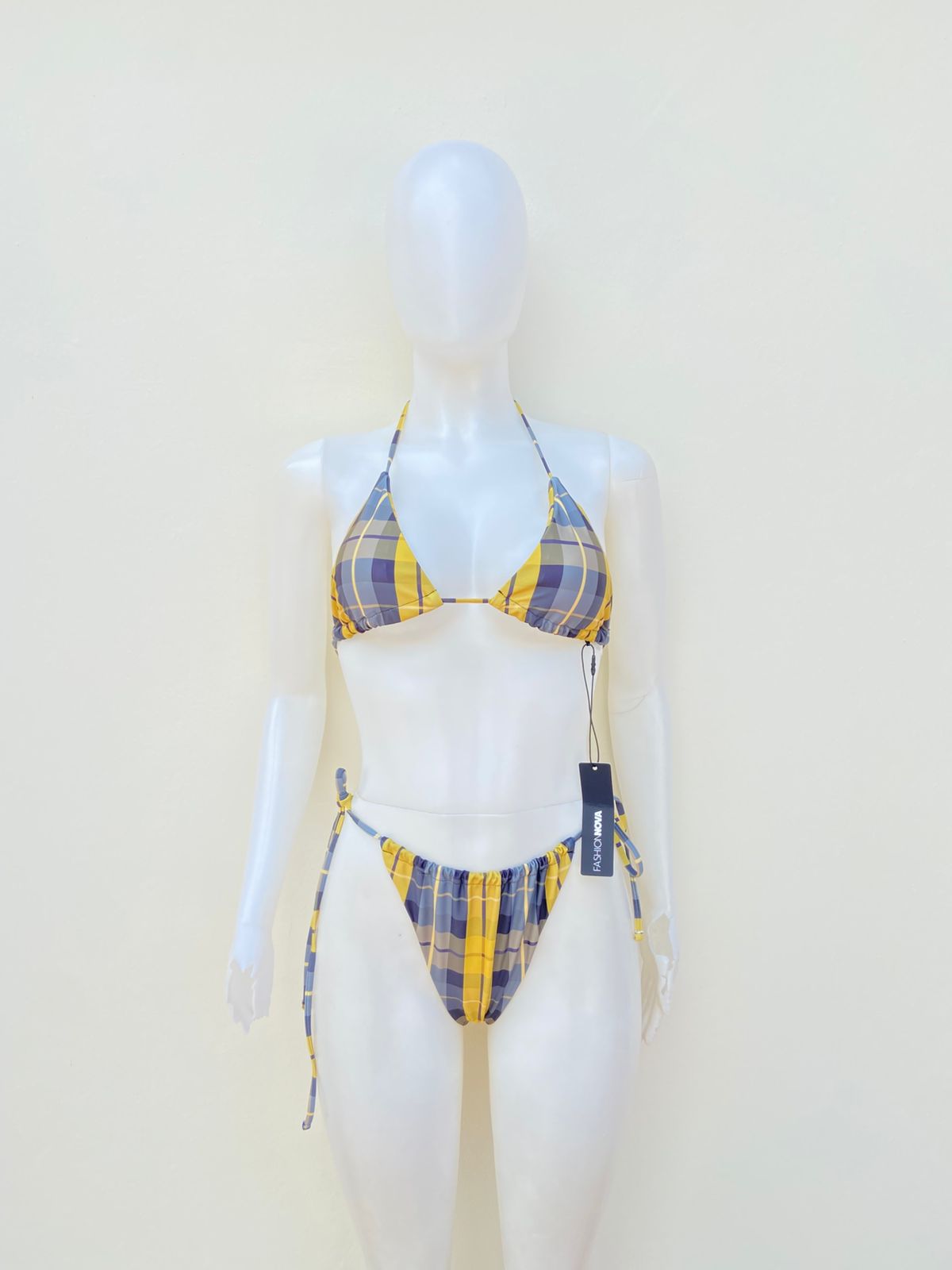 Biquini, amarillo con estampado de cuadros en color gris y lazos ajustables.