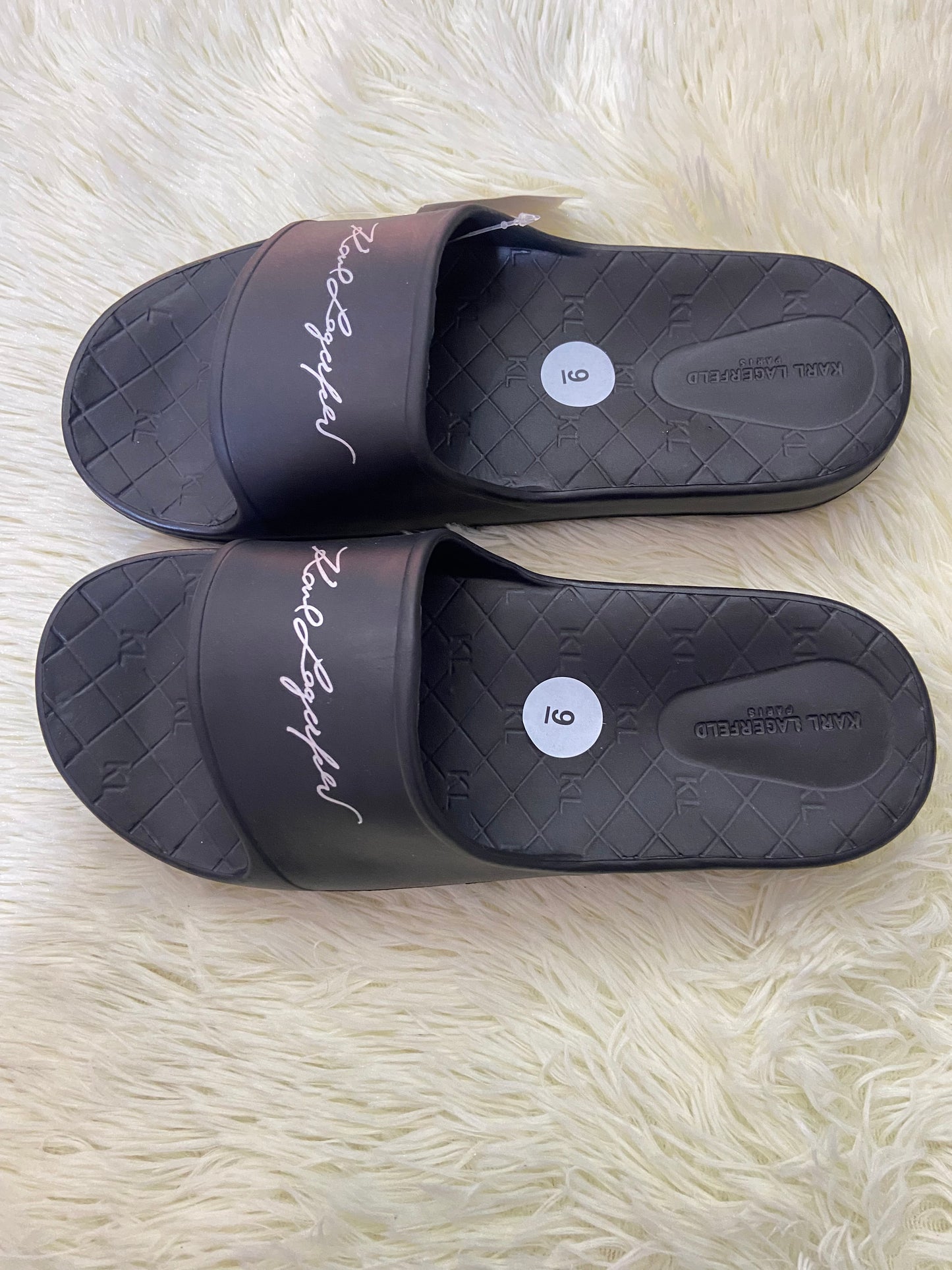 Sandalias KARL LAGERFELD original, negra con letras de la marca en cursiva.