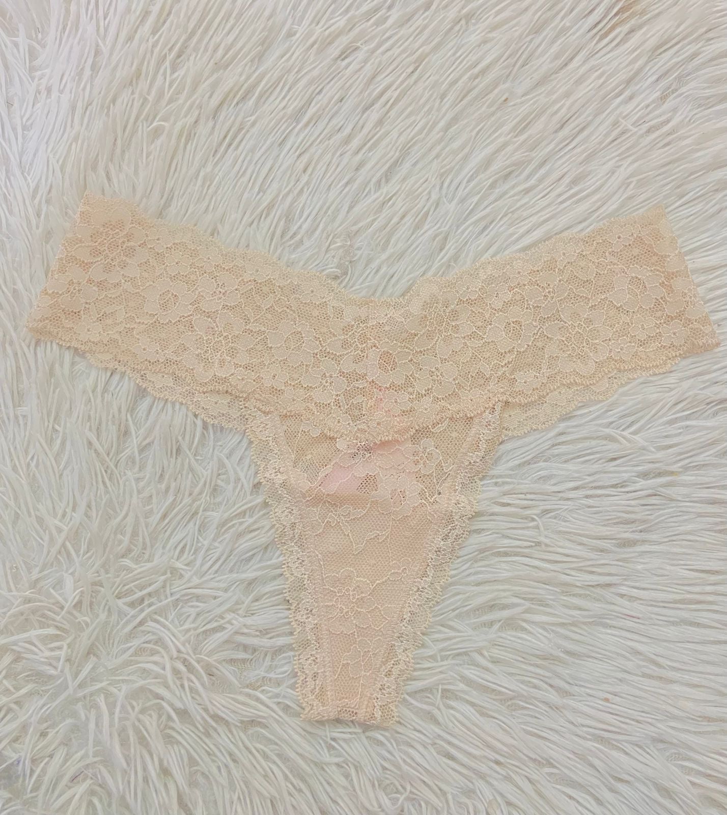 Panti Victoria’s Secret Original, crema en encaje, tanga.