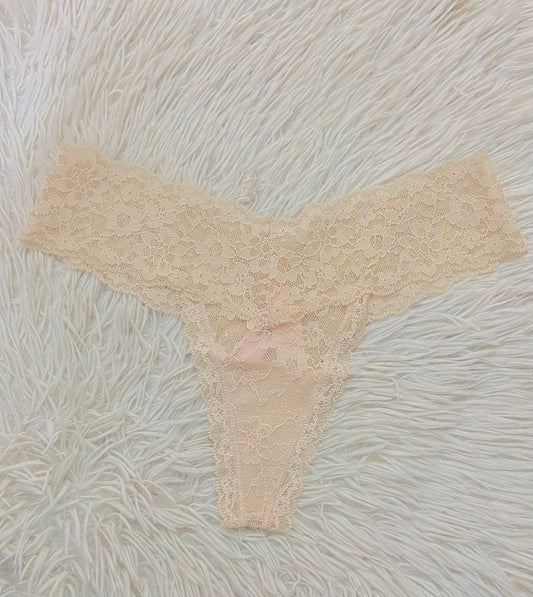 Panti Victoria’s Secret Original, crema en encaje, tanga.