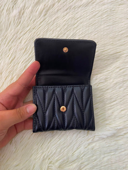 Monedero pequeño negro diseño acolchado con cierre de boton y súper espacioso.