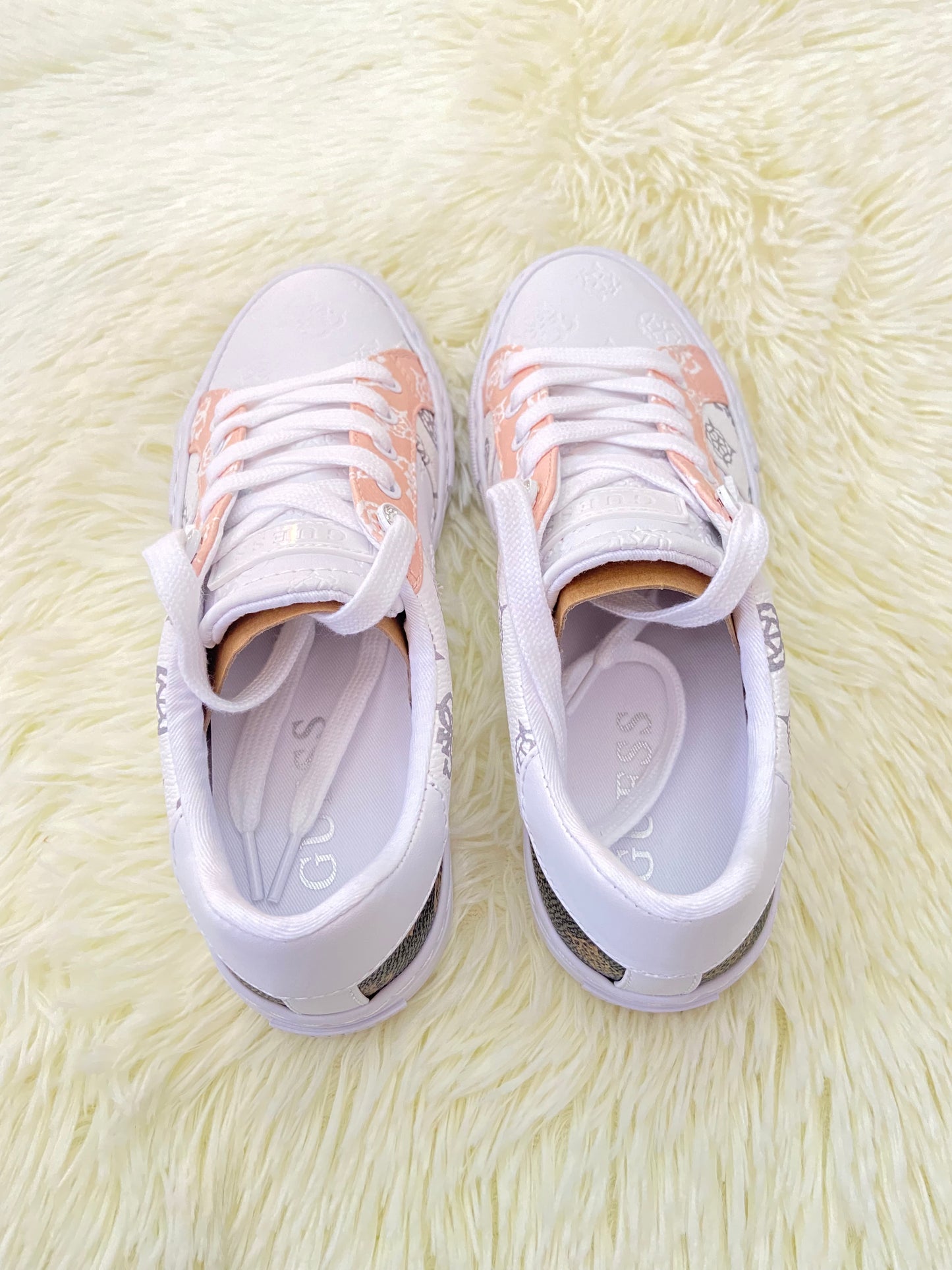 Tenis Guess original, blanco con rosado salmón, marron y estampado de la marca.