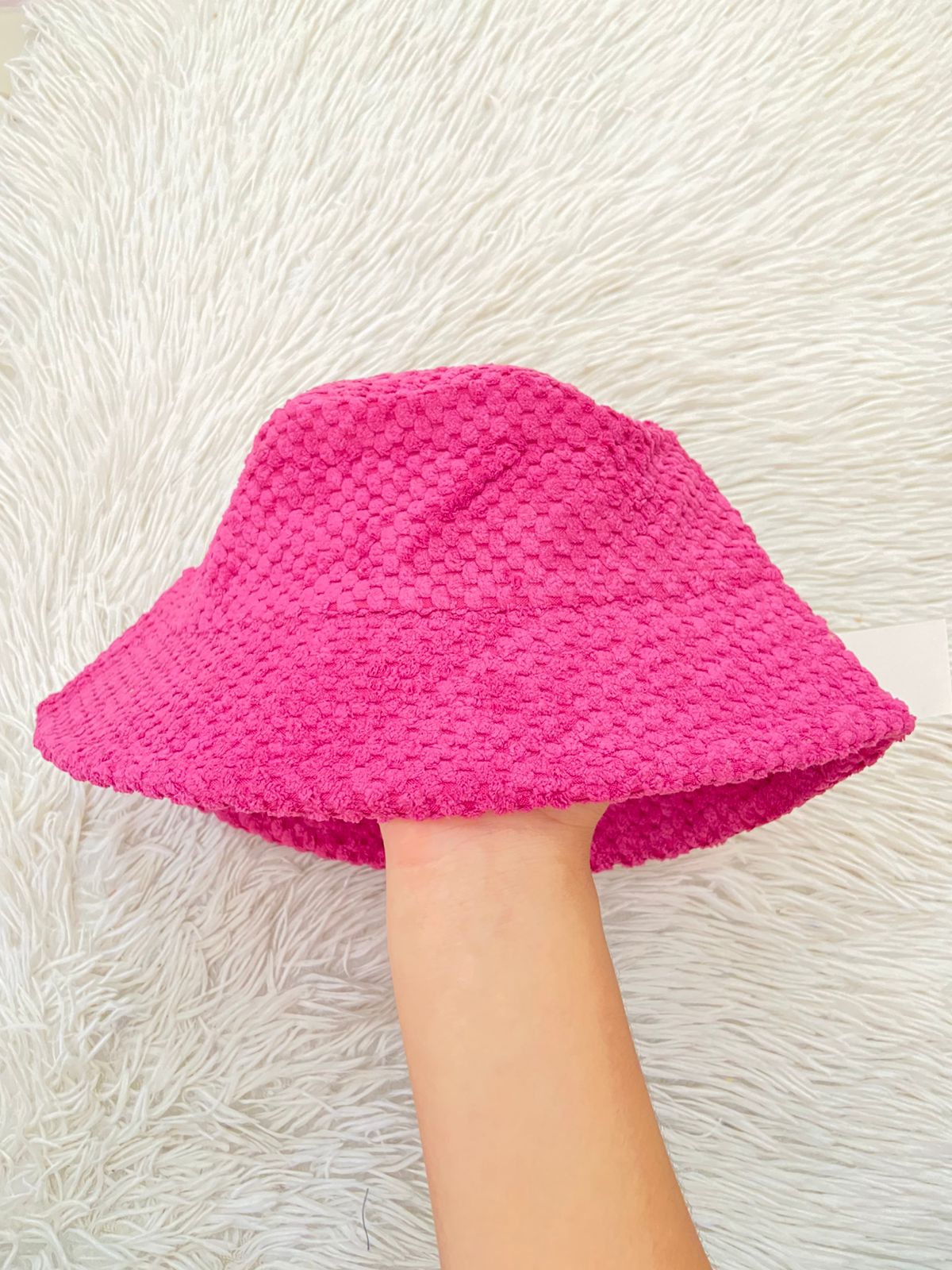 Gorro, rosado/ morado en tela de terciopelo con bordado de bolitas.