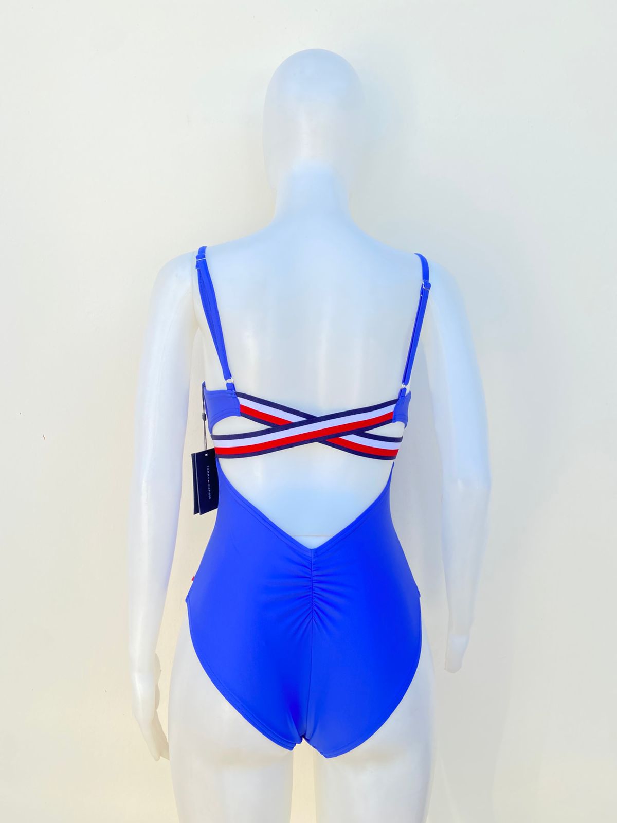 Biquini TOMMY HILFIGER original, azul rey, con líneas en color rojo y blanco.