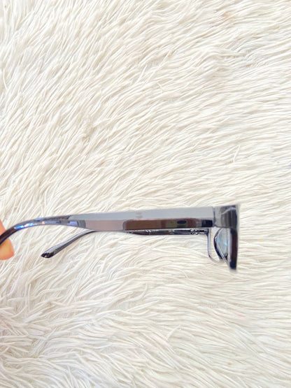 Lentes diseñados con protección UV 100-400 para proteger tu visión.  En color negro con micas claras